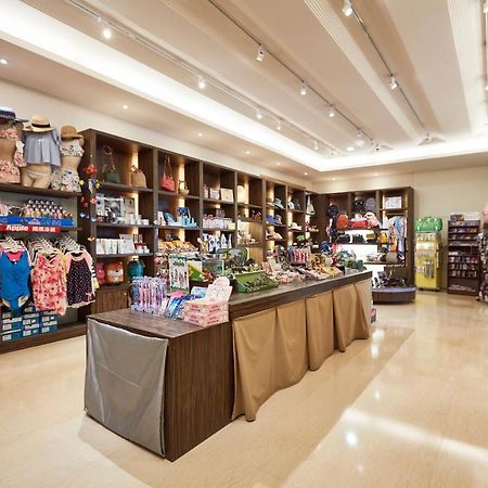 Caesar Park Hotel Кеньдін Екстер'єр фото The interior of the gift shop at the National Museum of Singapore