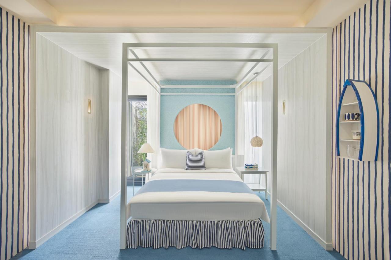 Caesar Park Hotel Кеньдін Екстер'єр фото A bedroom at The Standard East Village