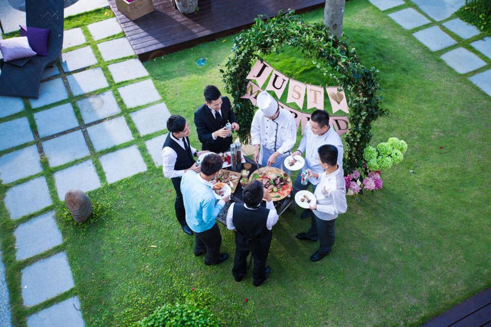 Caesar Park Hotel Кеньдін Екстер'єр фото A wedding reception at the garden
