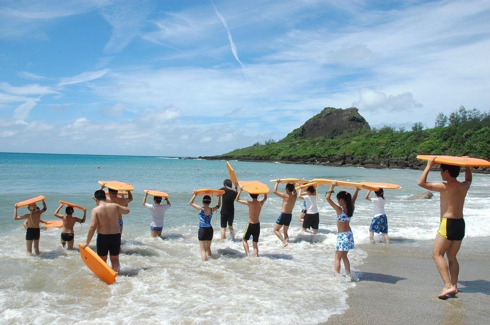 Caesar Park Hotel Кеньдін Екстер'єр фото Surfers at the beach
