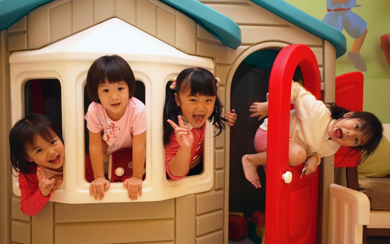 Caesar Park Hotel Кеньдін Екстер'єр фото Children at a nursery school in Hong Kong